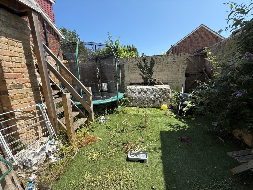Lot: 73 - MIXED USE PROPERTY - Garden to rear